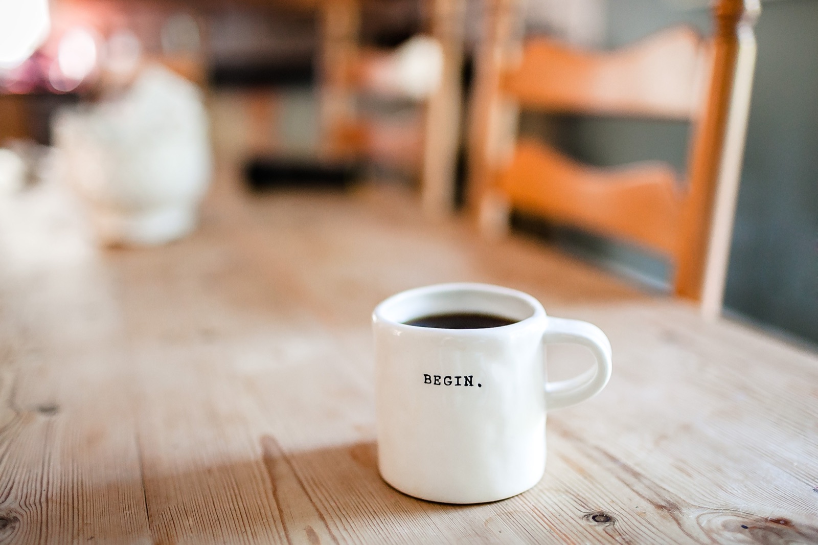 Cafea într-un spațiu pregătit pentru o discuție