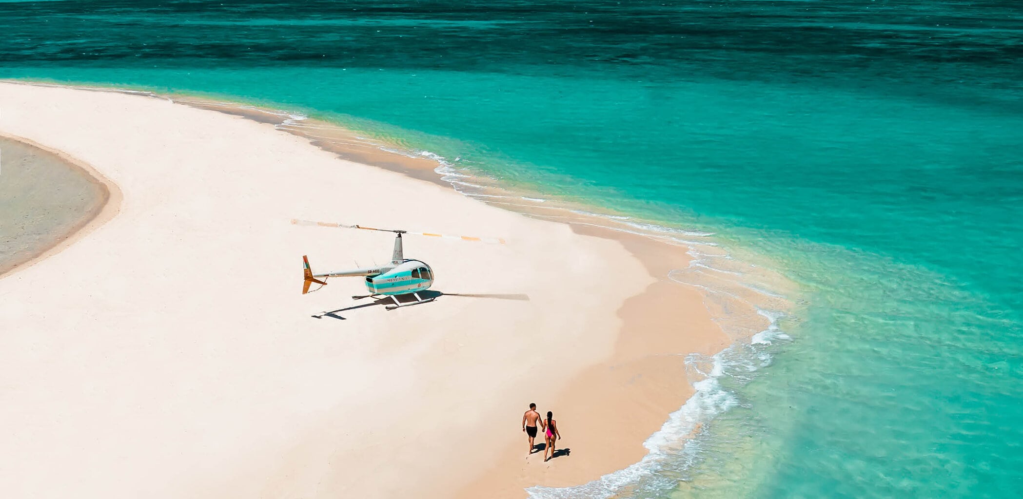Helicopter privat aterizat pe o plajă exclusivă — Accent Signature Travel